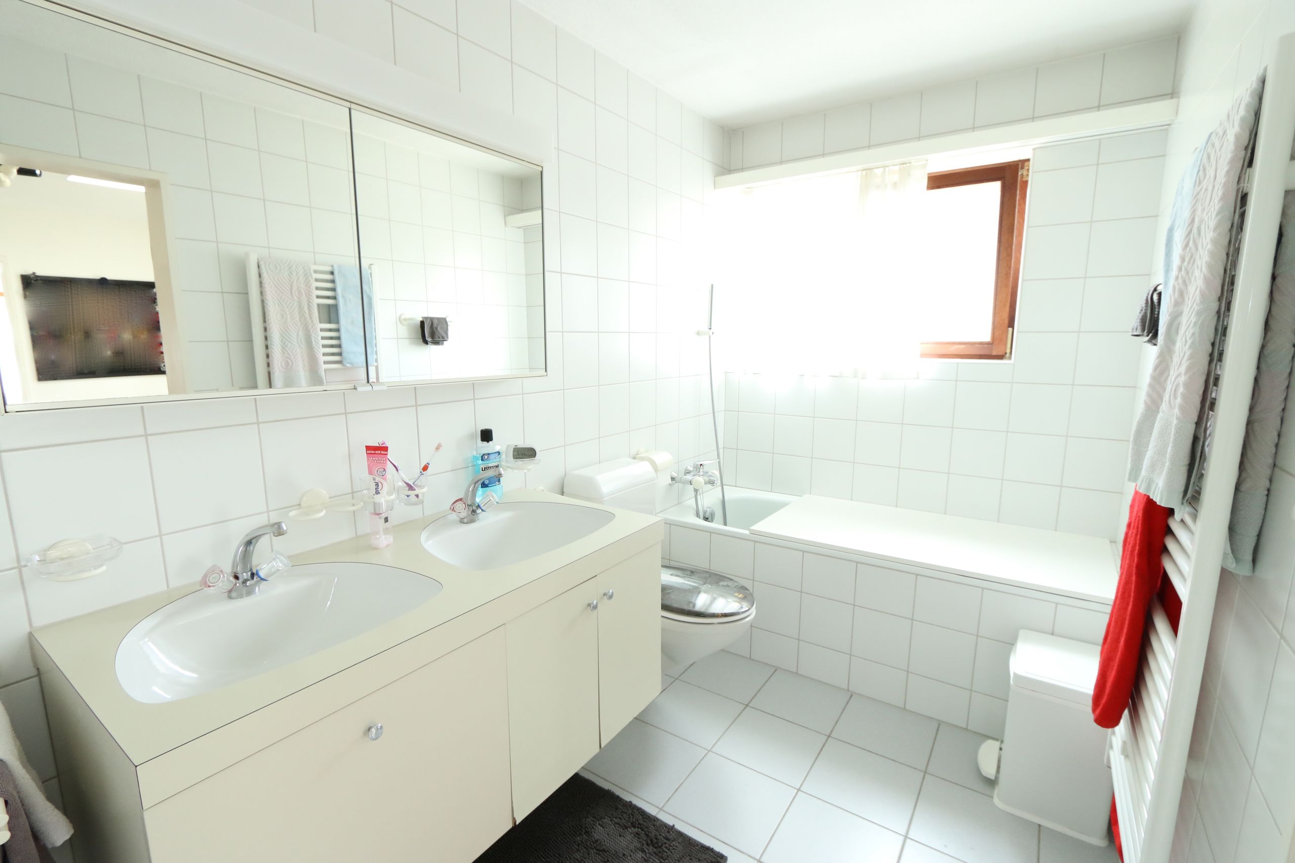 Badezimmer mit Doppellavabo, Dusche, Badewanne und WC