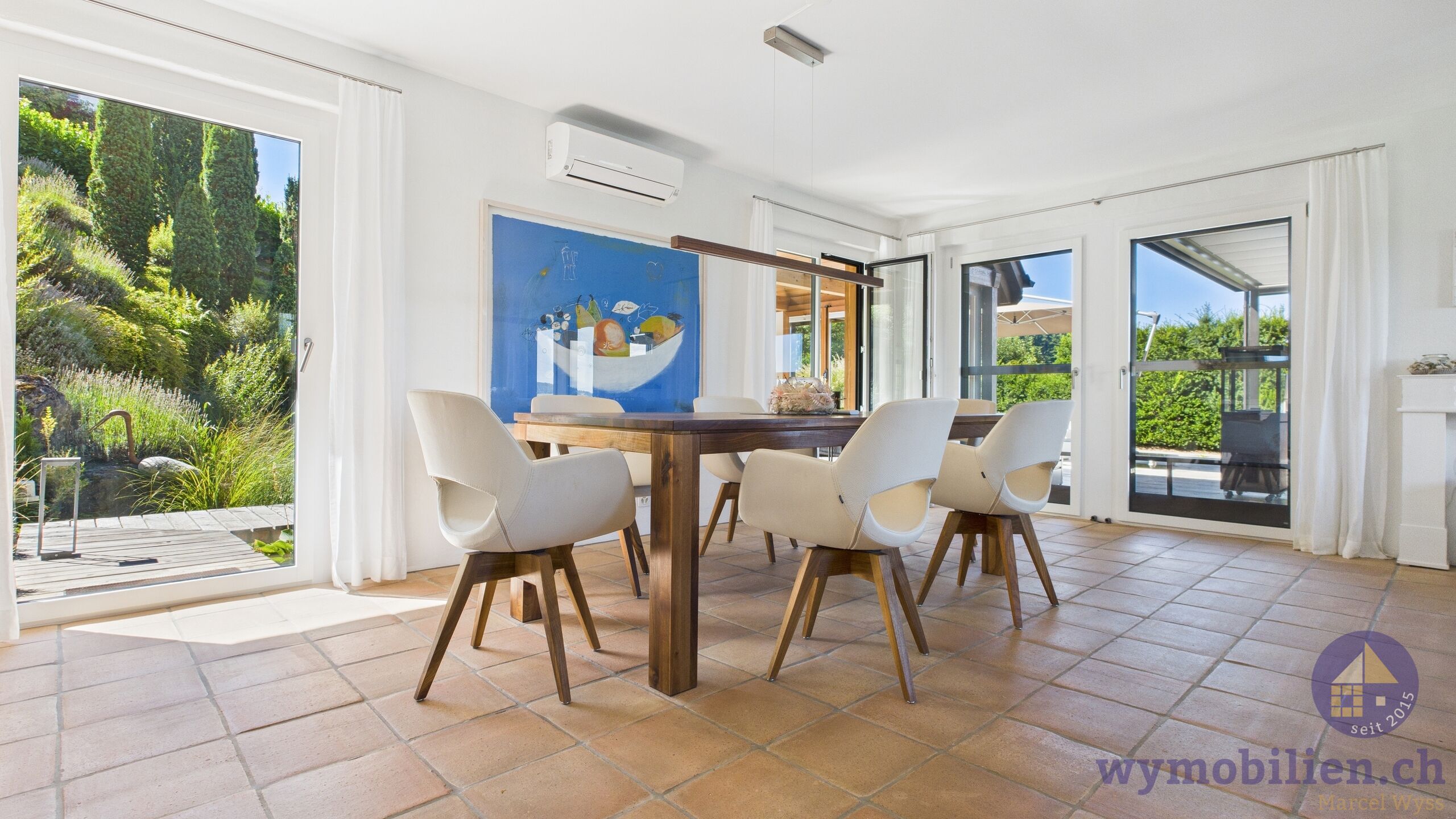 Essbereich mit Ausgang in den Garten, Wintergarten und Terrasse
