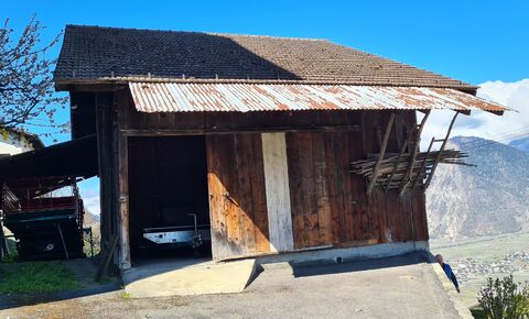 Demi-grange dans le village avec terrain