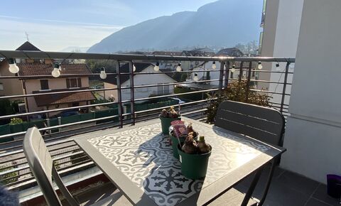 Duplex inversé de 2 chambres avec balcon - Proche douane et Genève