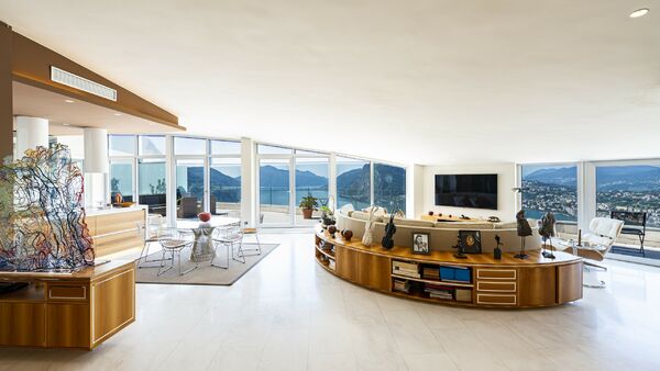 Luxurious penthouse with stunning lake view