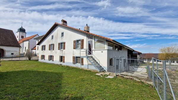 Rental house with 3 apartments with stables / equestrian domain