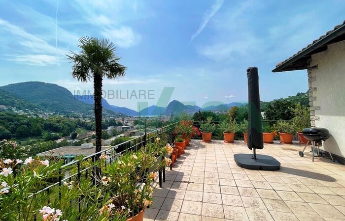 Accogliente casa bifamiliare con spettacolare vista su lago e città