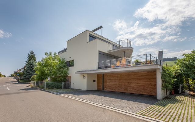 Modernes Einfamilienhaus mit Einliegerwohnung und Dachterrasse