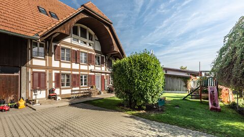 Gepflegtes Rieghaus: Wohnungen und Werkstatt nahe Schule.