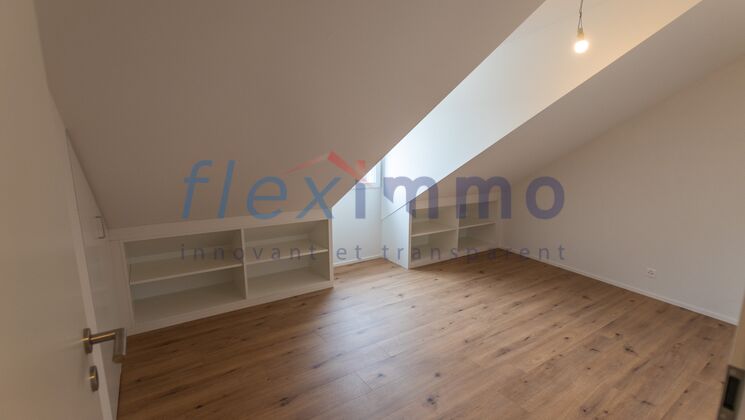 Chambre 2 avec étagères et réduit