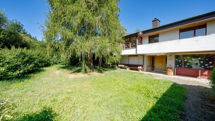Ruhig gelegenes Einfamilienhaus mit Werkstatt im malerischen Bütschwil
