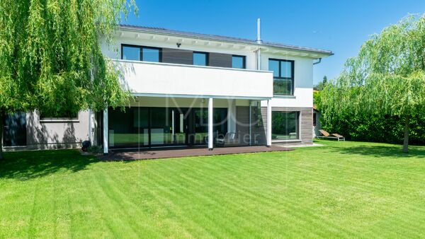 Schöne zeitgenössische Villa 3 Gehminuten vom Murtensee entfernt in Fa