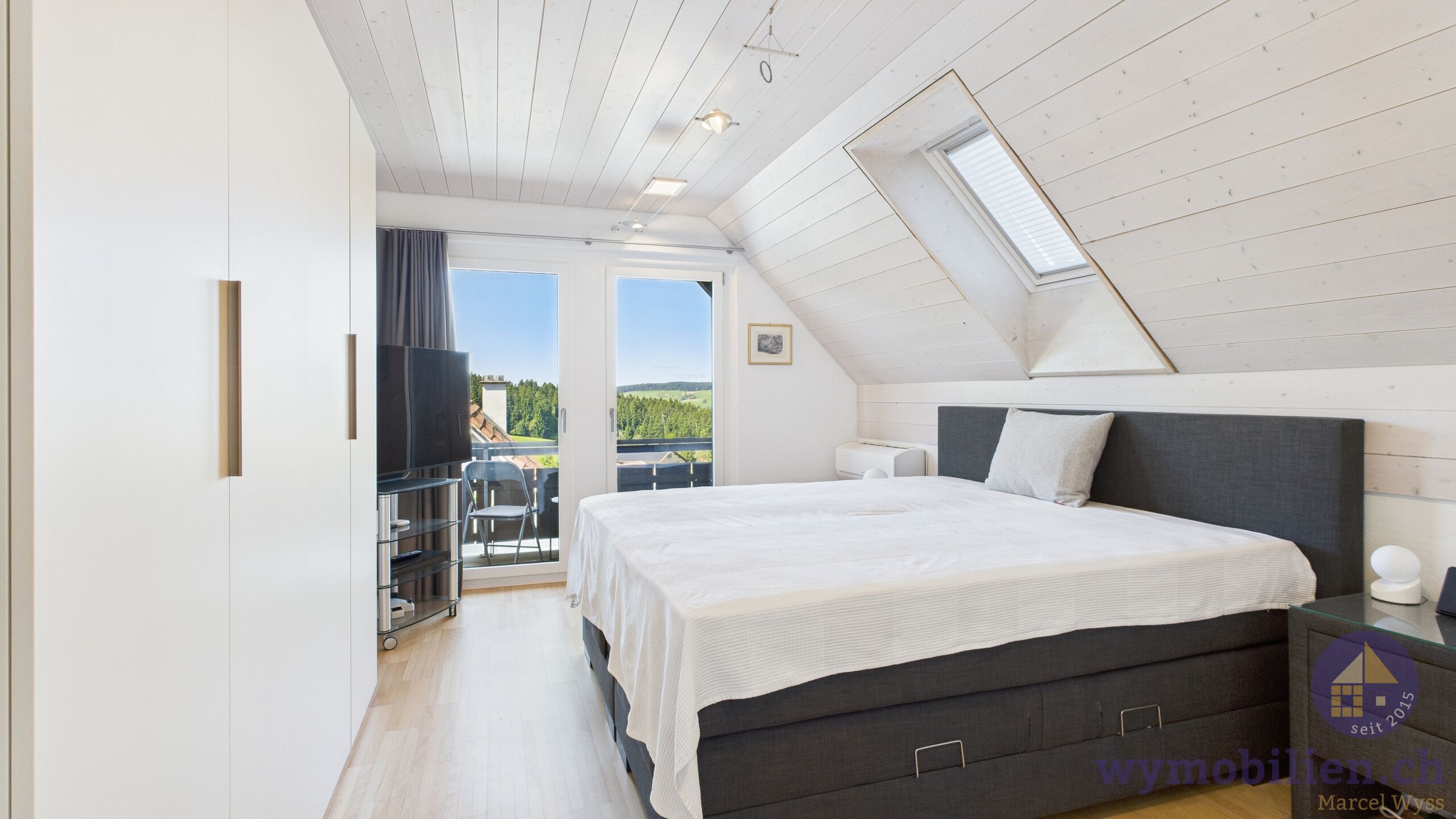 Zimmer mit Ausgang auf den Balkon OG (klimatisiert)