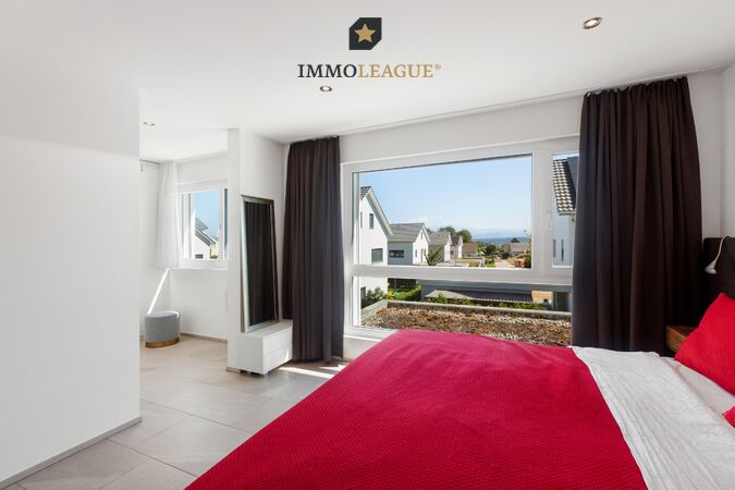 Ruhiges Schlafzimmer mit beeindruckendem Blick auf den Säntis.