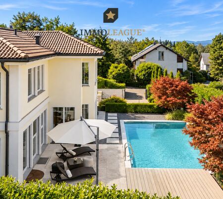 Pool, Garten und Terrasse bilden einen privaten Aussenbereich mit viel Platz zum Entspannen und Geniessen.