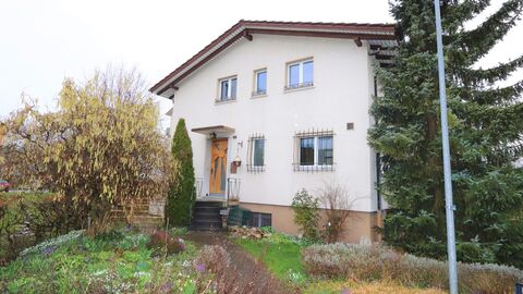 5.5-Zimmer Einfamilienhaus mit schönem Umschwung und Autounterstand