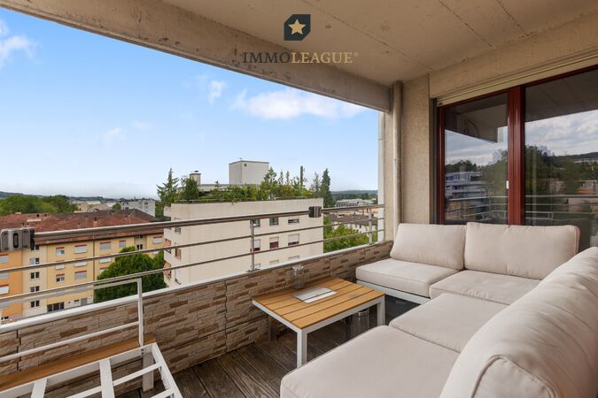 Einladender Balkon für entspannte Stunden mit Weitblick.