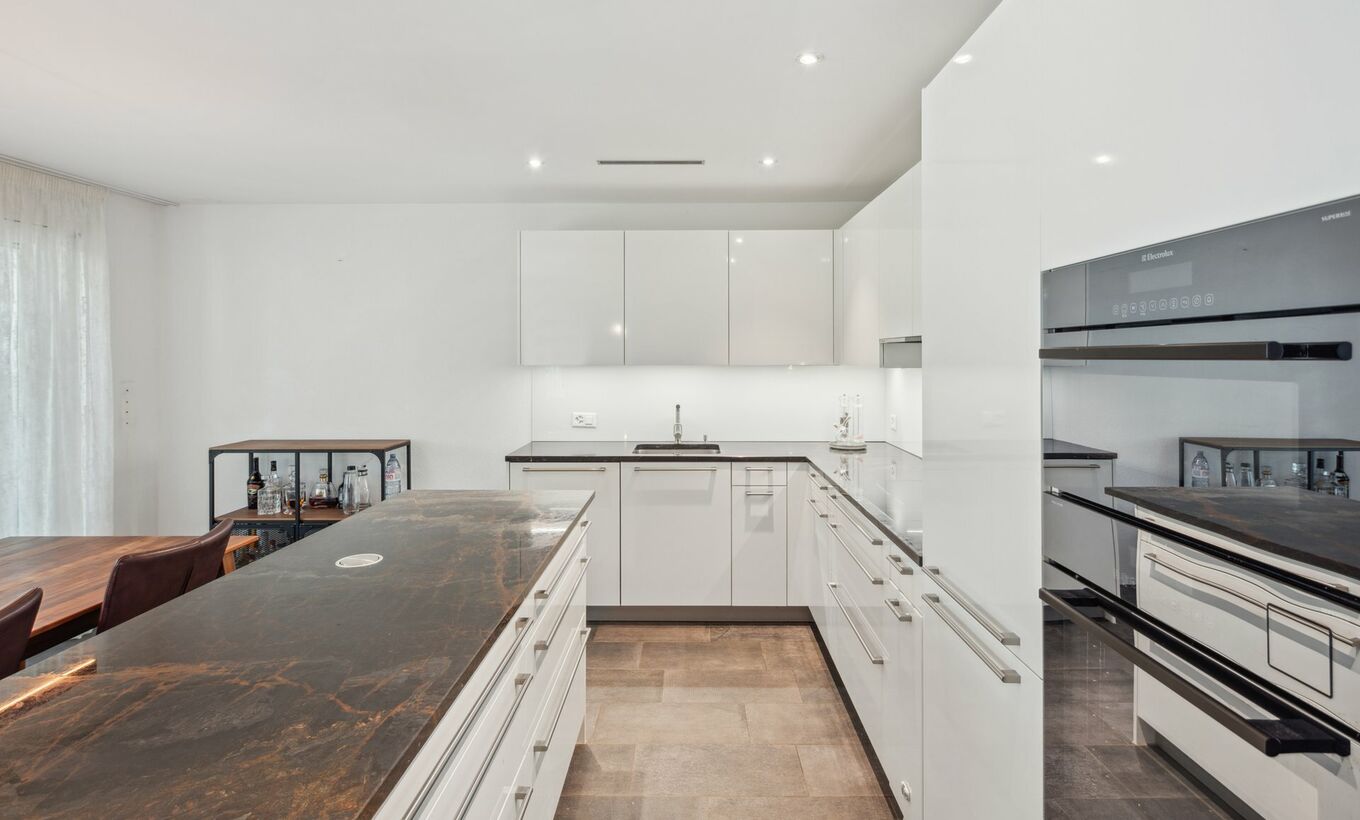 Moderne Gartenwohnung an guter Lage von Egg b. Zürich