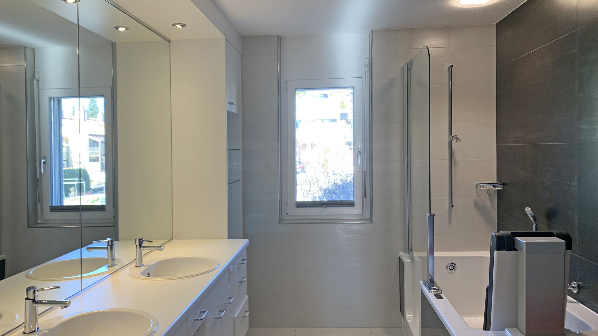 Salle de bains avec WC automatique et baignoire/douche