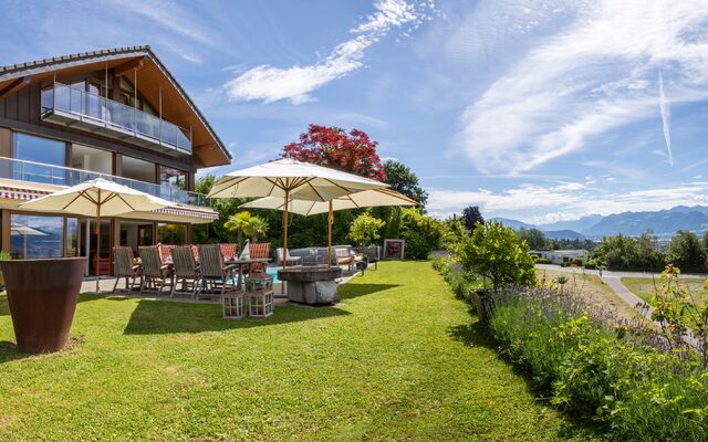 Einfamilienhaus mit traumhafter Panoramaseesicht und Aussenpool