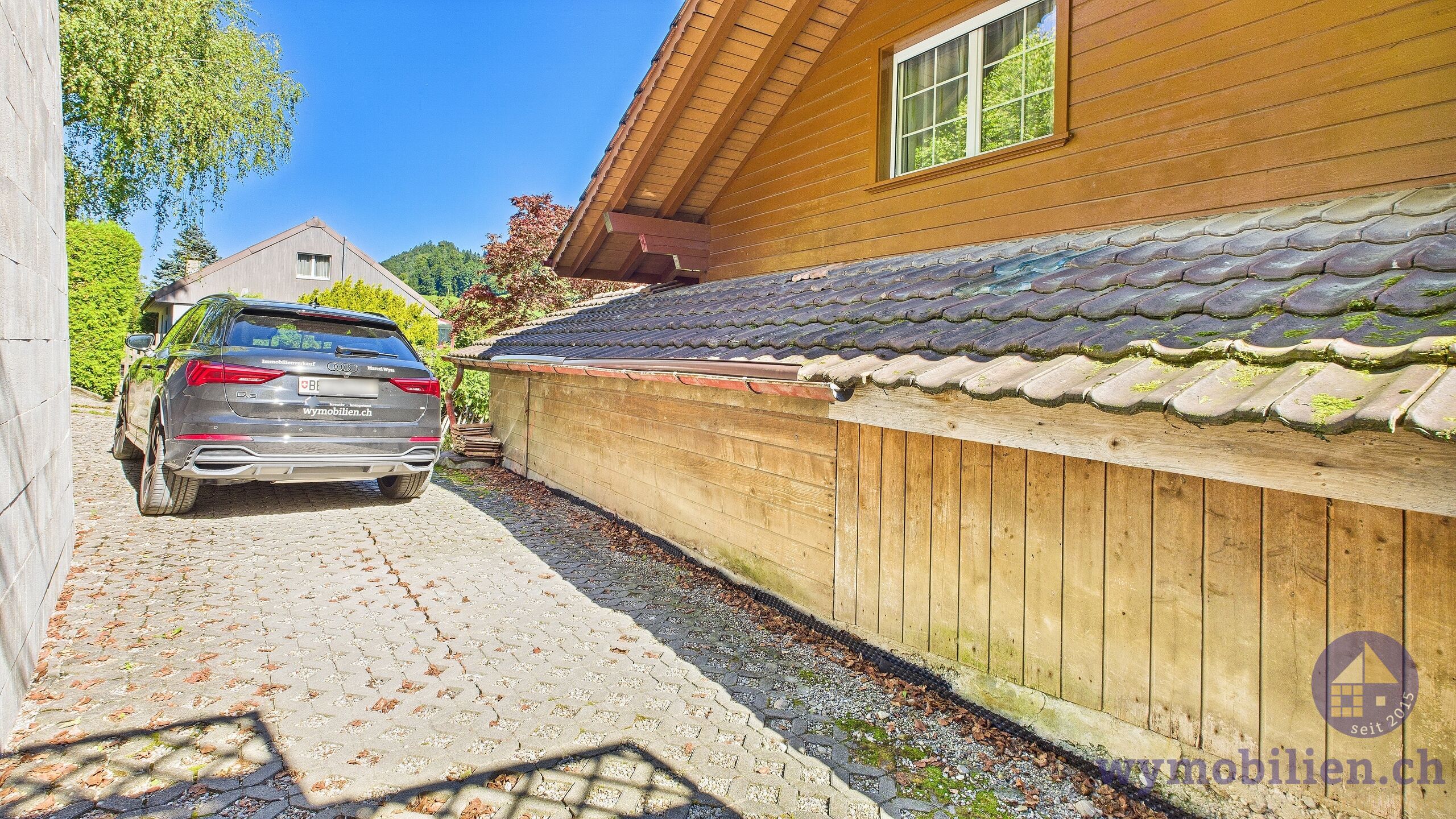 Parkplatz/Sitzplatz hinter dem Haus mit Abendsonne