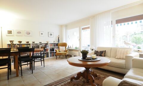 Well-kept terraced family house with garden and parking space