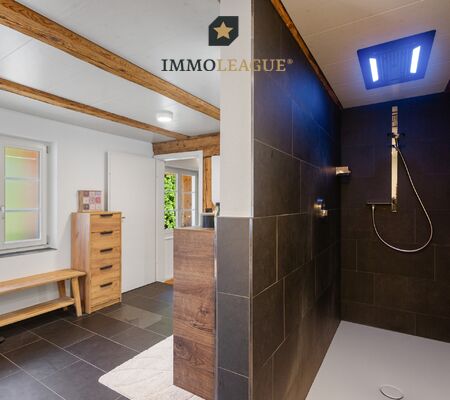 Grosszügige, komplett modern sanierte Bäder mit stilvoller Beleuchtung, komfortablen Badewannen, grossen Walk-in-Duschen und WCs – eine perfekte Kombination aus Eleganz, Komfort und modernem Wohngefühl.