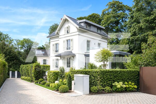 EXCLUSIVITY. Magnificent character villa entirely renovated