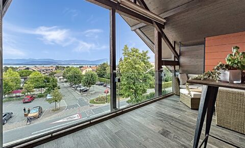 LAKE VIEW: Unique top floor apartment with three bedrooms
