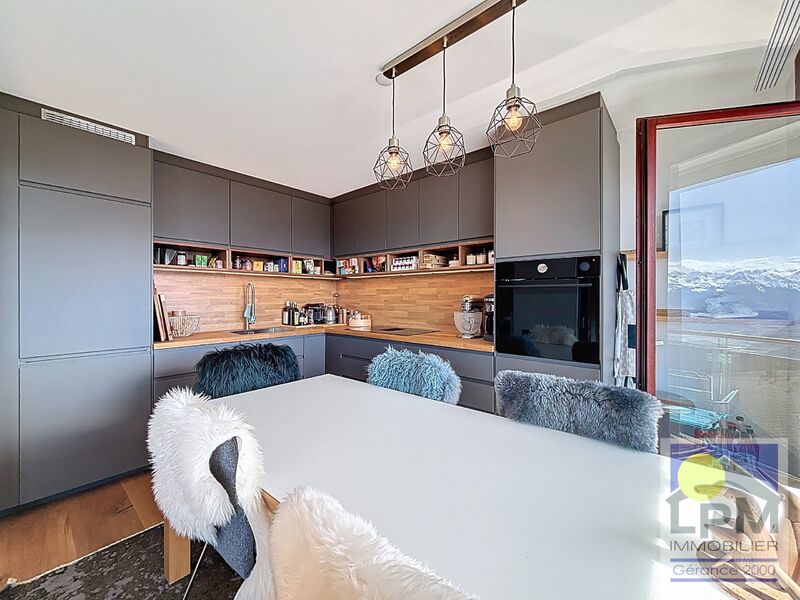 Appartement entièrement rénové de 3,5 pièces avec vue imprenable.