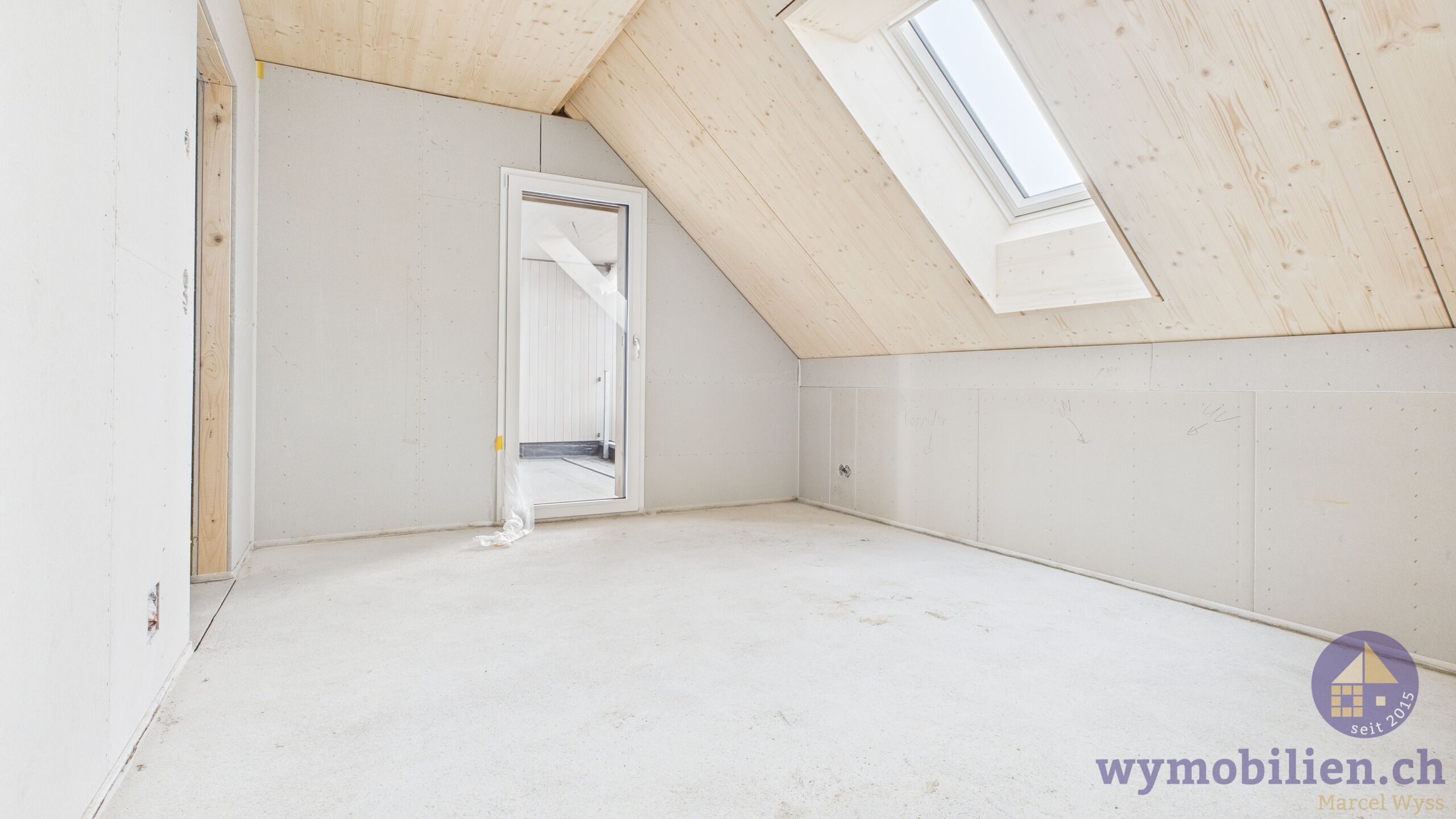 Zimmer mit Ausgang auf den Balkon (22.12.2025)