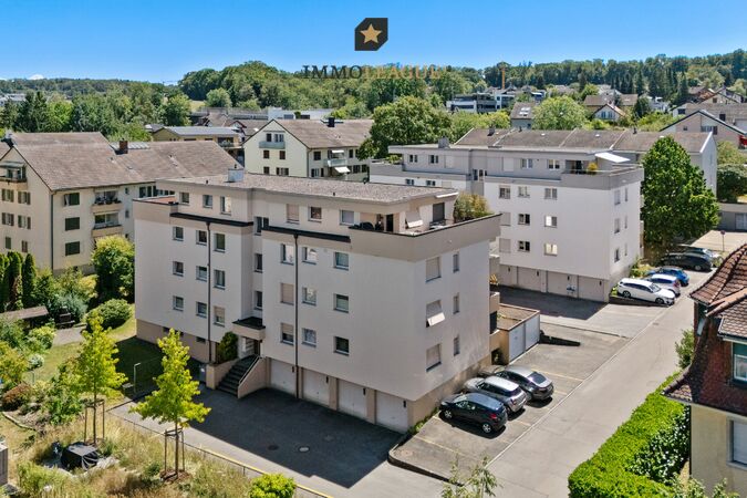 Zum Angebot gehört ein Garagenstellplatz & ein Aussenstellplatz.