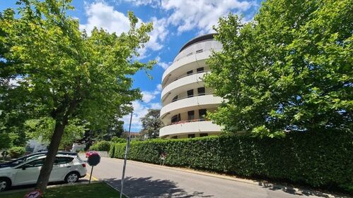 Places de parc moto dans un parking souterrain