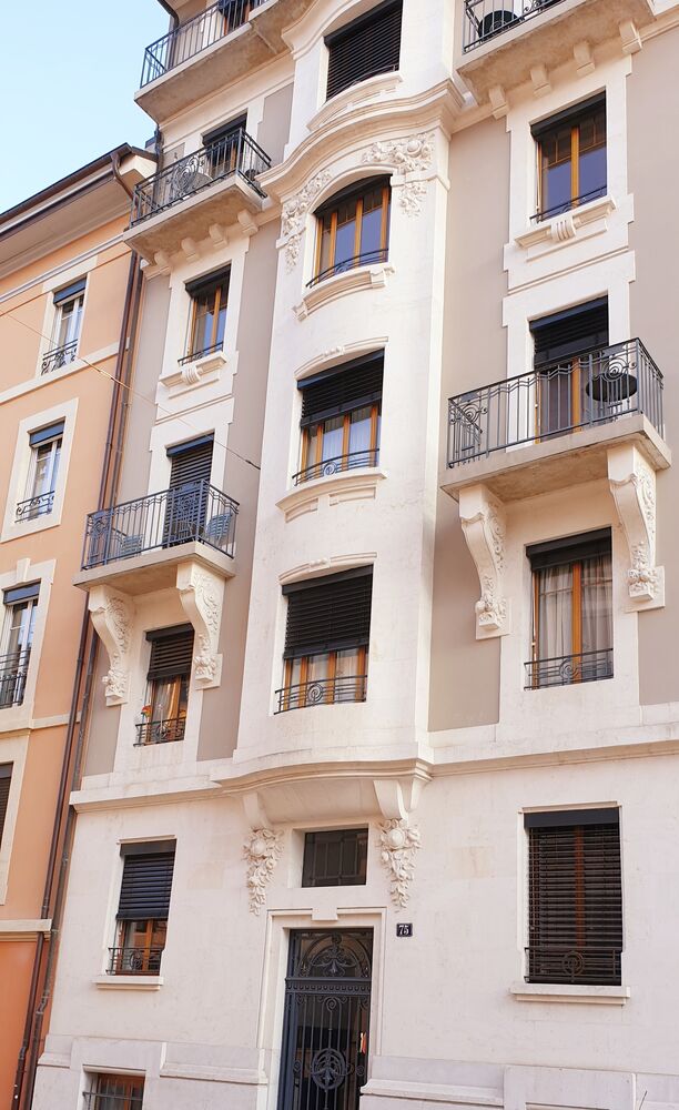 Appartement traversant de 2.5 pièces au cœur des Eaux-vives