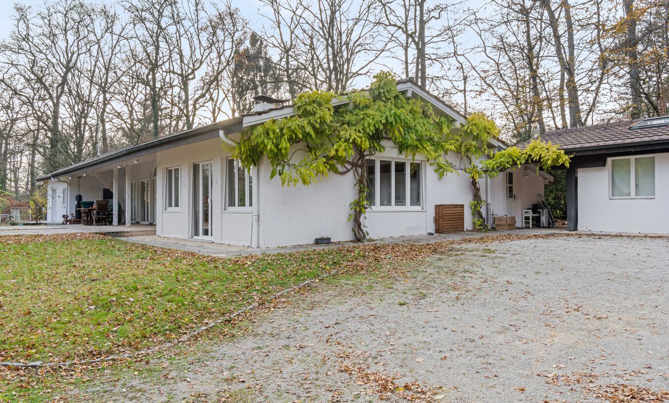 Beautiful detached villa on a large plot in the heart of a hamlet
