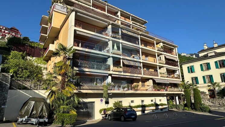 SPACIEUX APPARTEMENT D'ANGLE 3,5 PCES AVEC VUE LAC-PROCHE CENTRE-VILLE