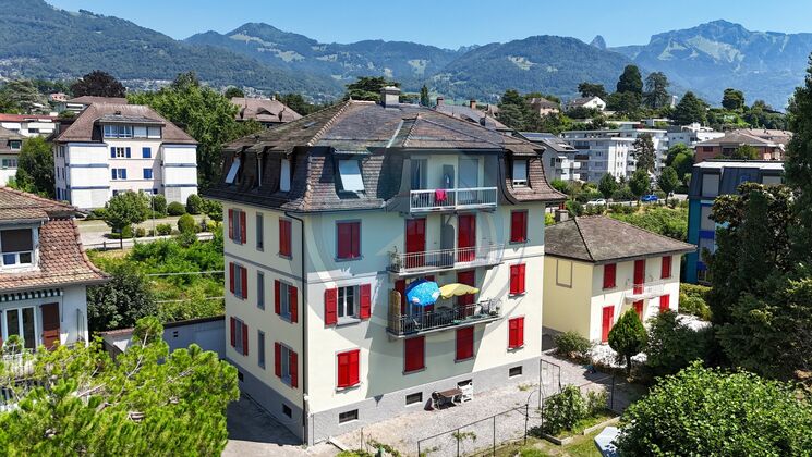CHARMANT APPARTEMENT TRAVERSANT D'ANGLE DE 3,5 PIECES AVEC BALCON