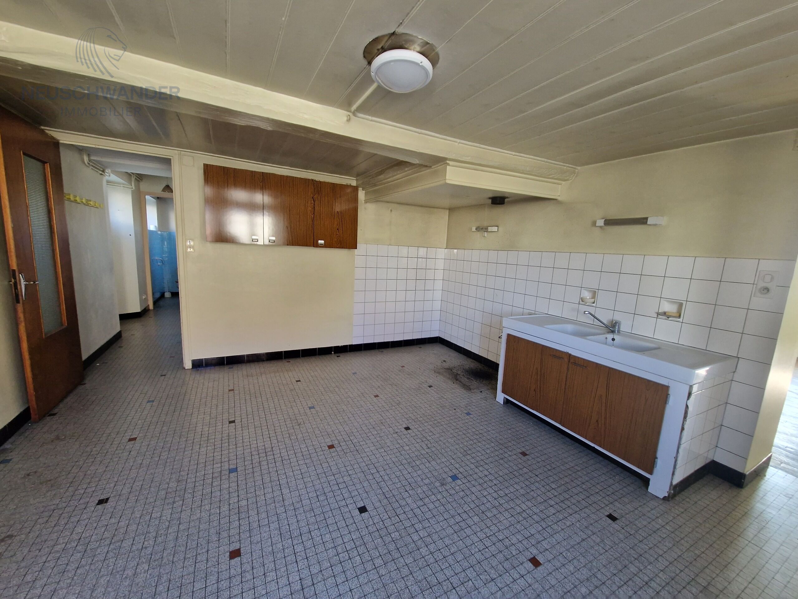 eat-in kitchen