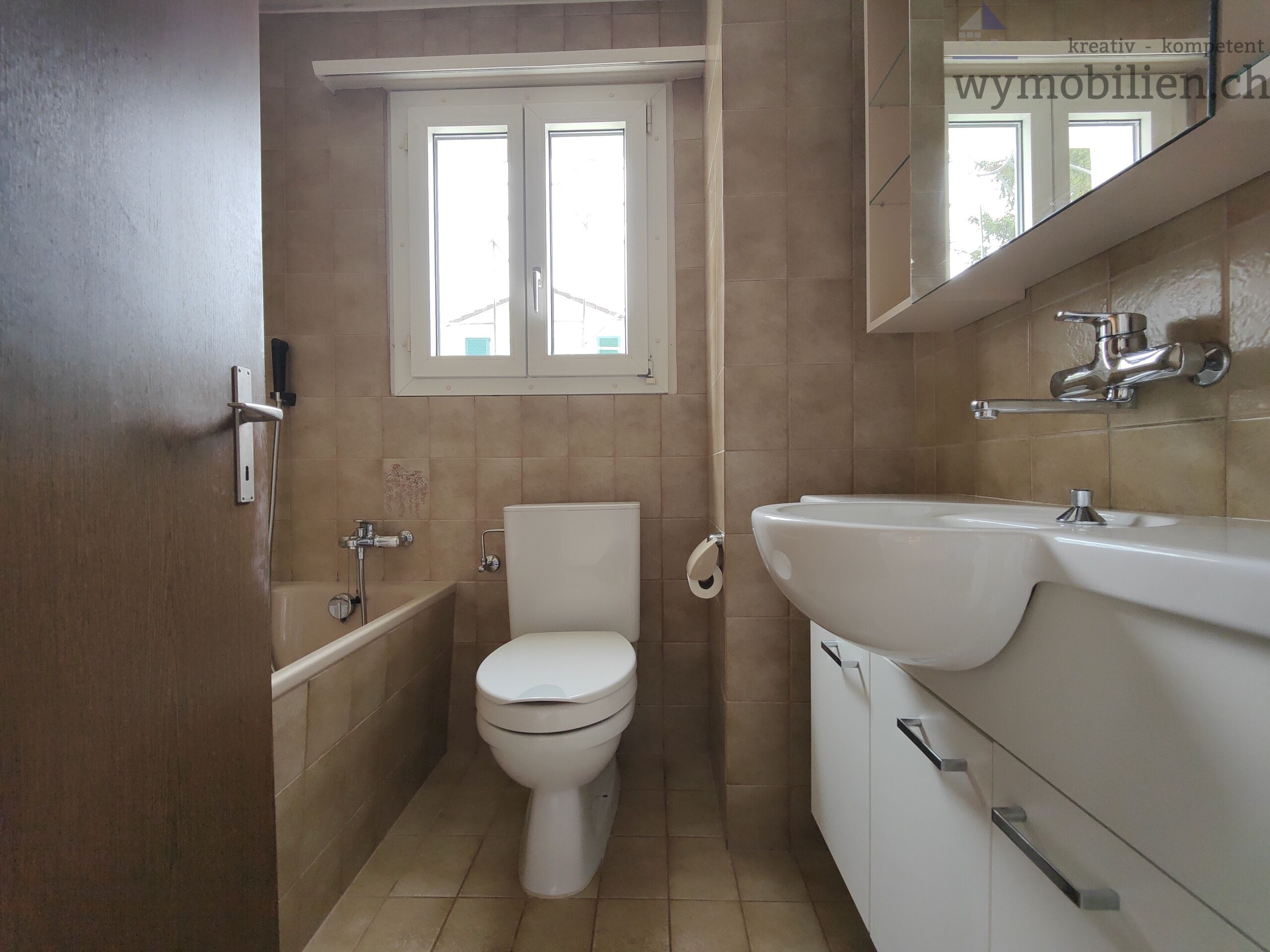 Bad mit Badewanne EG