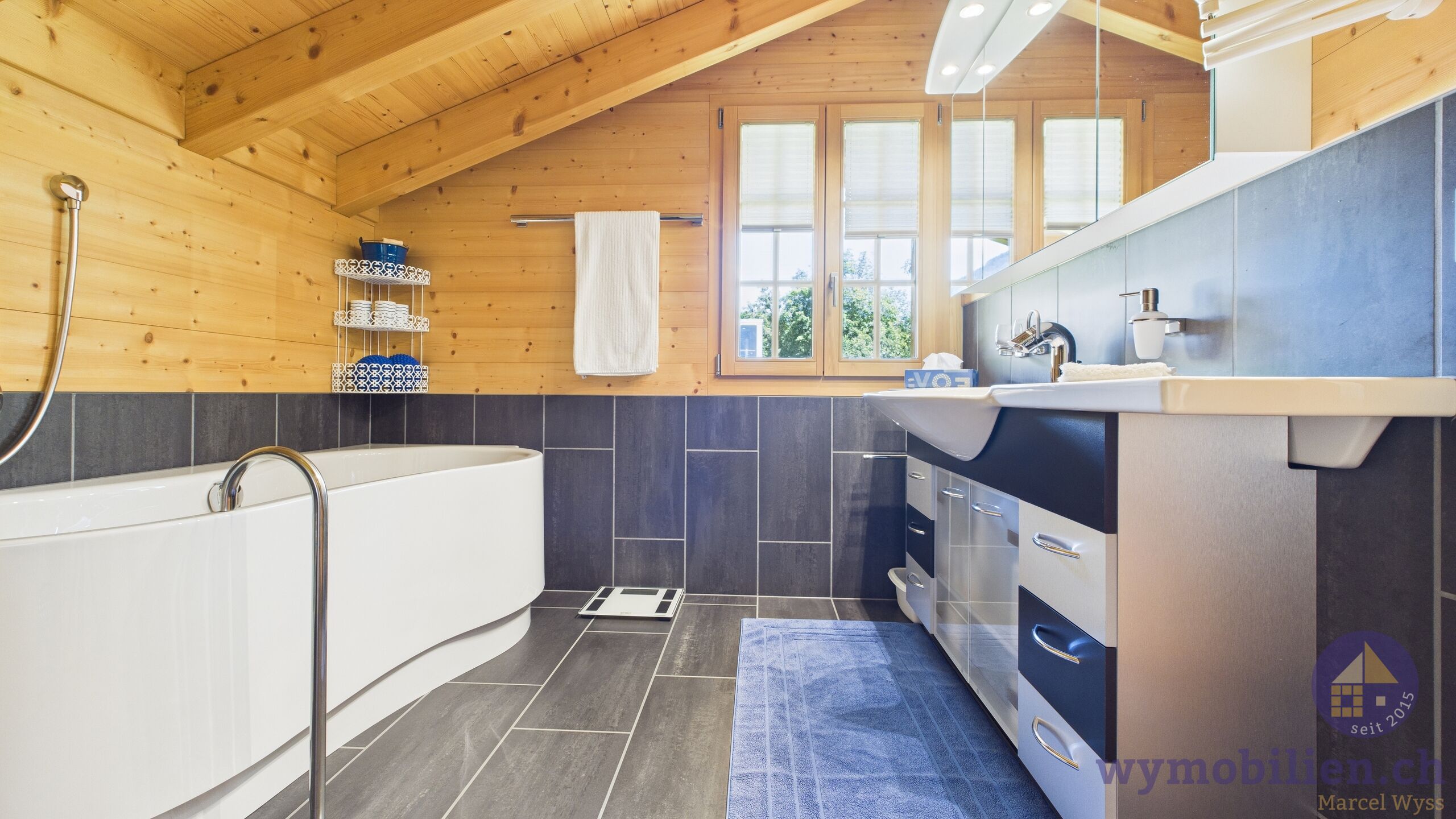 Bad mit Badewanne DG 