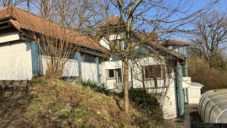 TOP WOHNLAGE
Zweifamilienhaus mit grosszügigem Landanteil in Suhr AG