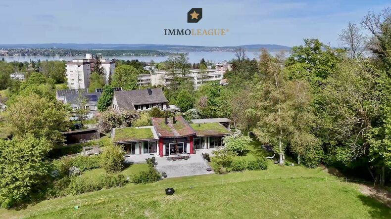 Die Gartenlandschaft besticht durch ihre unaufgeregte Schönheit und lädt dazu ein, die Stille zu geniessen. Das Plätschern des nahen Bachlaufs wirkt entspannend.