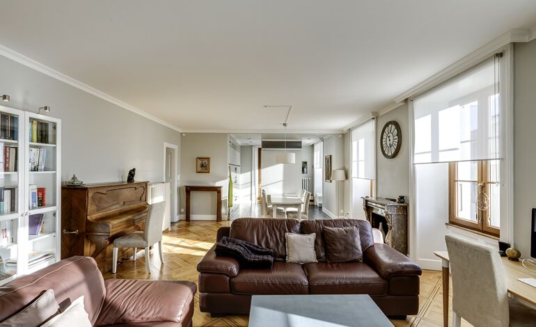 Appartement rénové avec terrasse de 62 m² dans immeuble Belle Époque