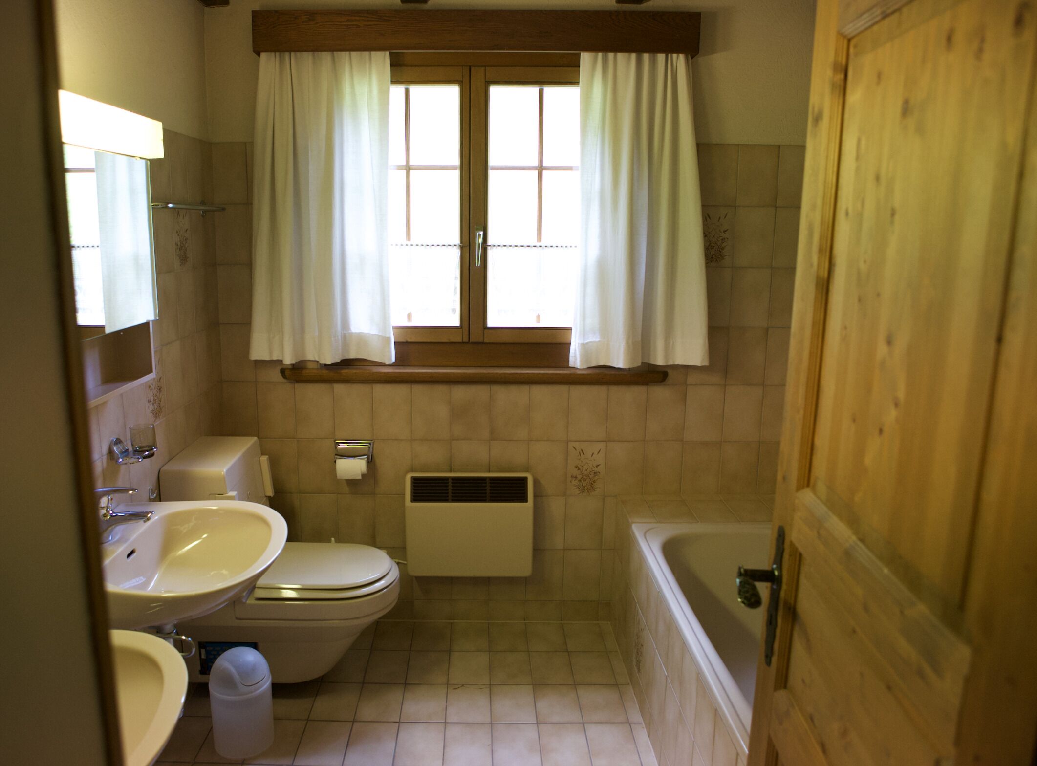 OG - Badezimmer mit Badewanne und WC