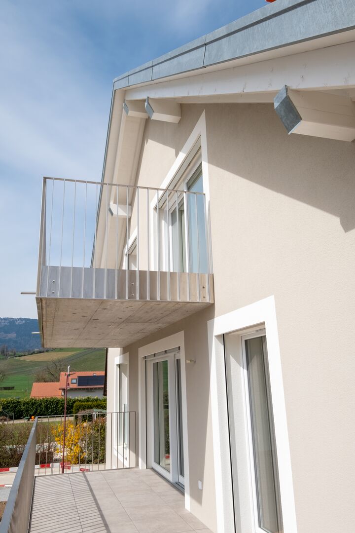Construction d'un petit immeuble au style villageois avec 6 appartements : les extérieurs.