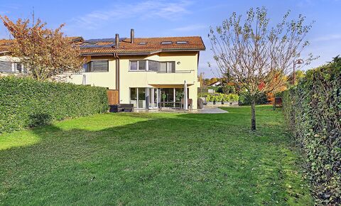 Vendu par nos soins: villa jumelée avec beau jardin face au Jura