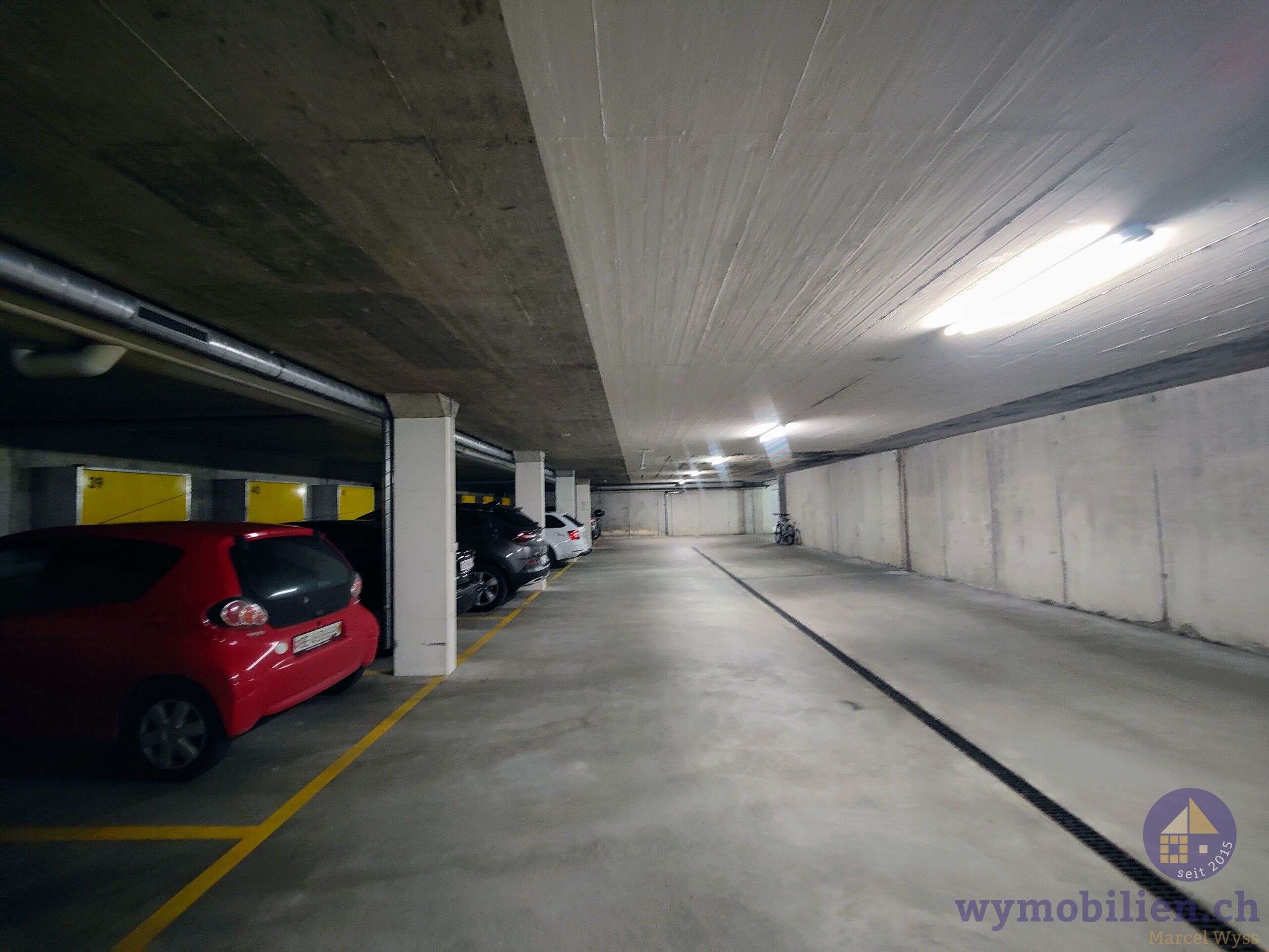 Einstellhalle mit 2 Parkplätzen 