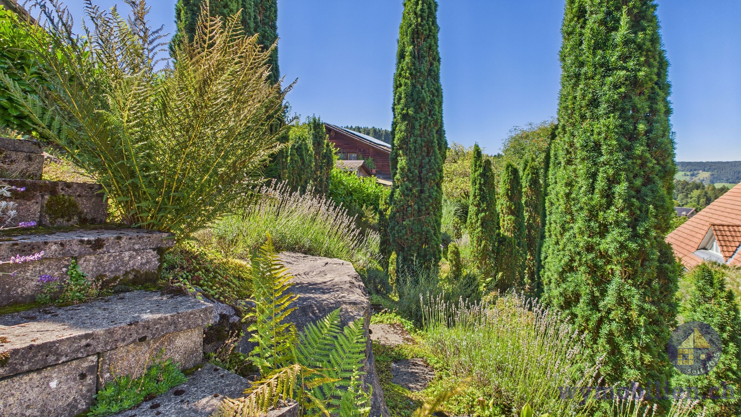 Viele Treppen führen durch das Gartenparadies 