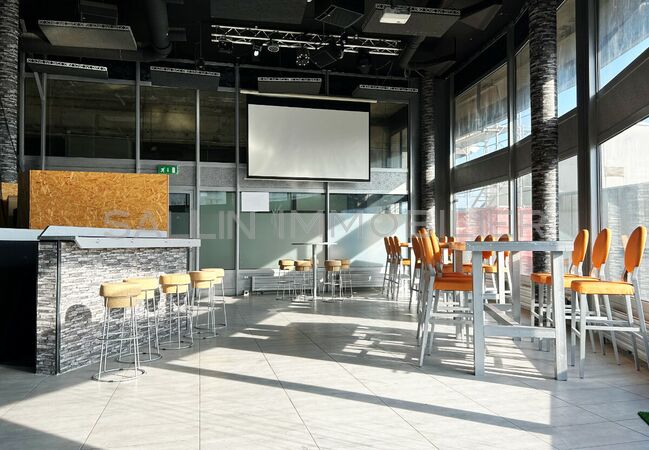 Surface commerciale avec vitrines 
d'env. 250 m² en duplex