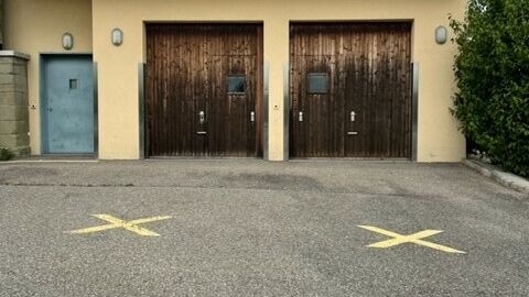 2 boxs fermés à louer dans immeuble locatif à Corminboeuf