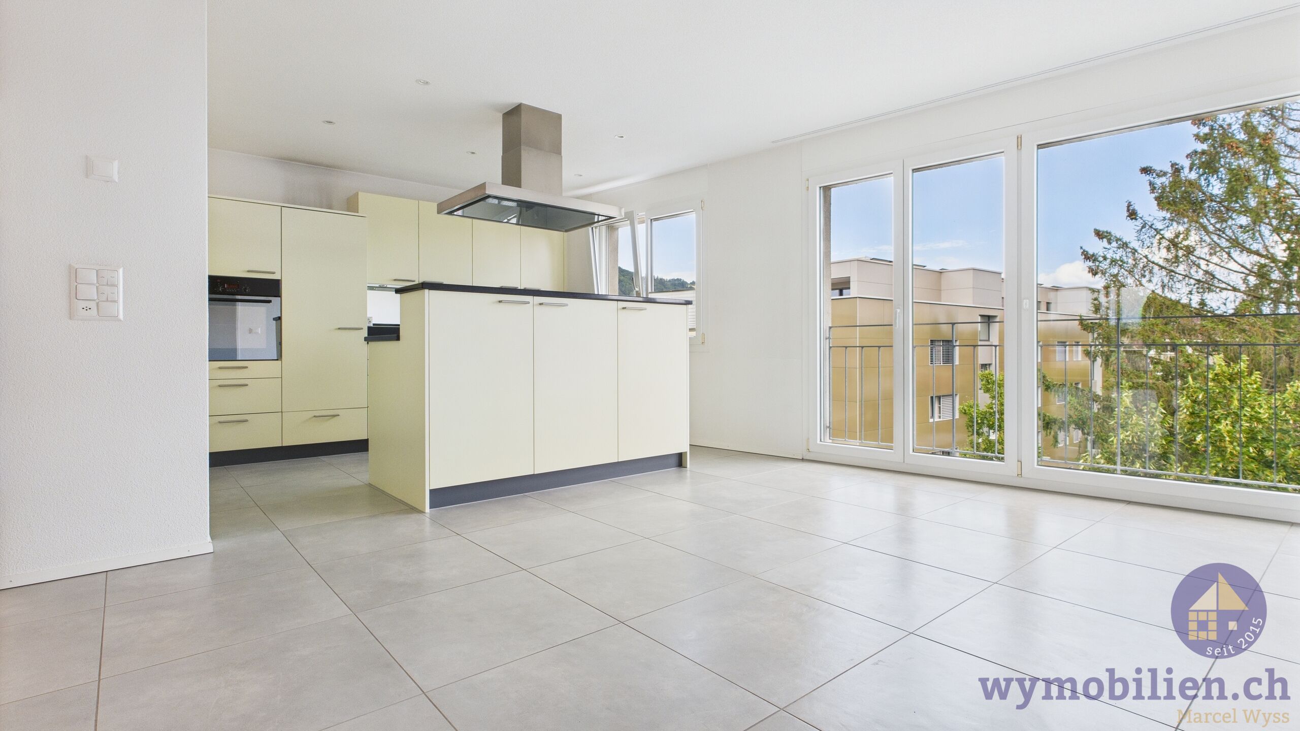 Blick vom Essbereich in die Küche