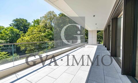 Superb luxury apartment overlooking park