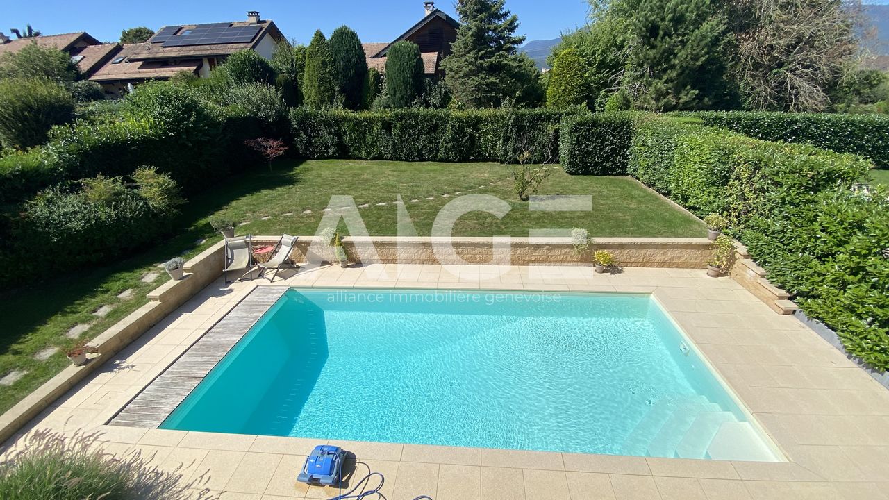 Bright semi-detached villa with pool