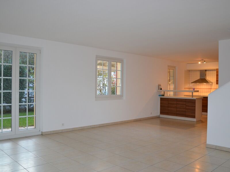 Semi-detached house joined by garages CH-1226 Thônex
